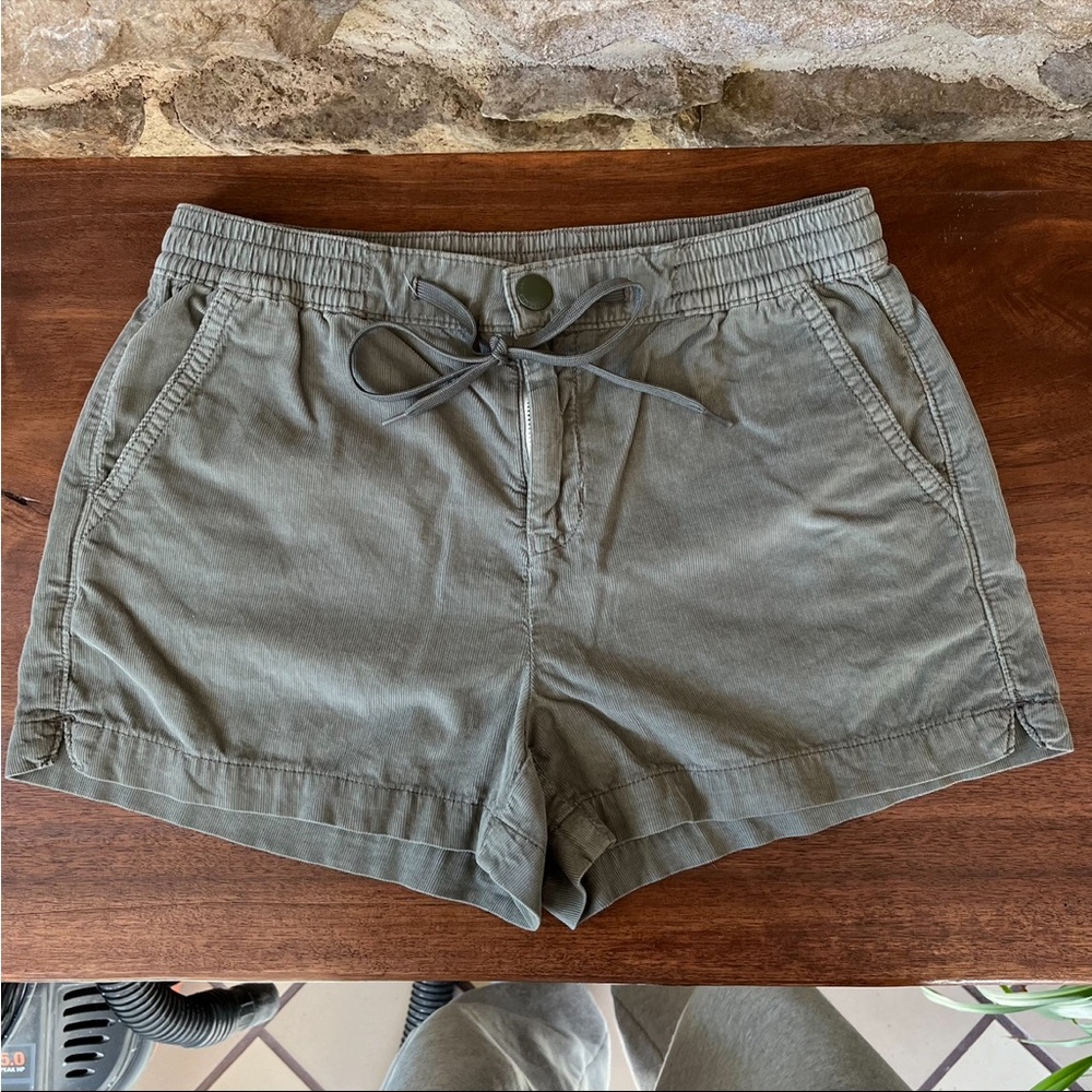 American Eagle Army Green High-Waisted Corduroy Sports Short, Size S